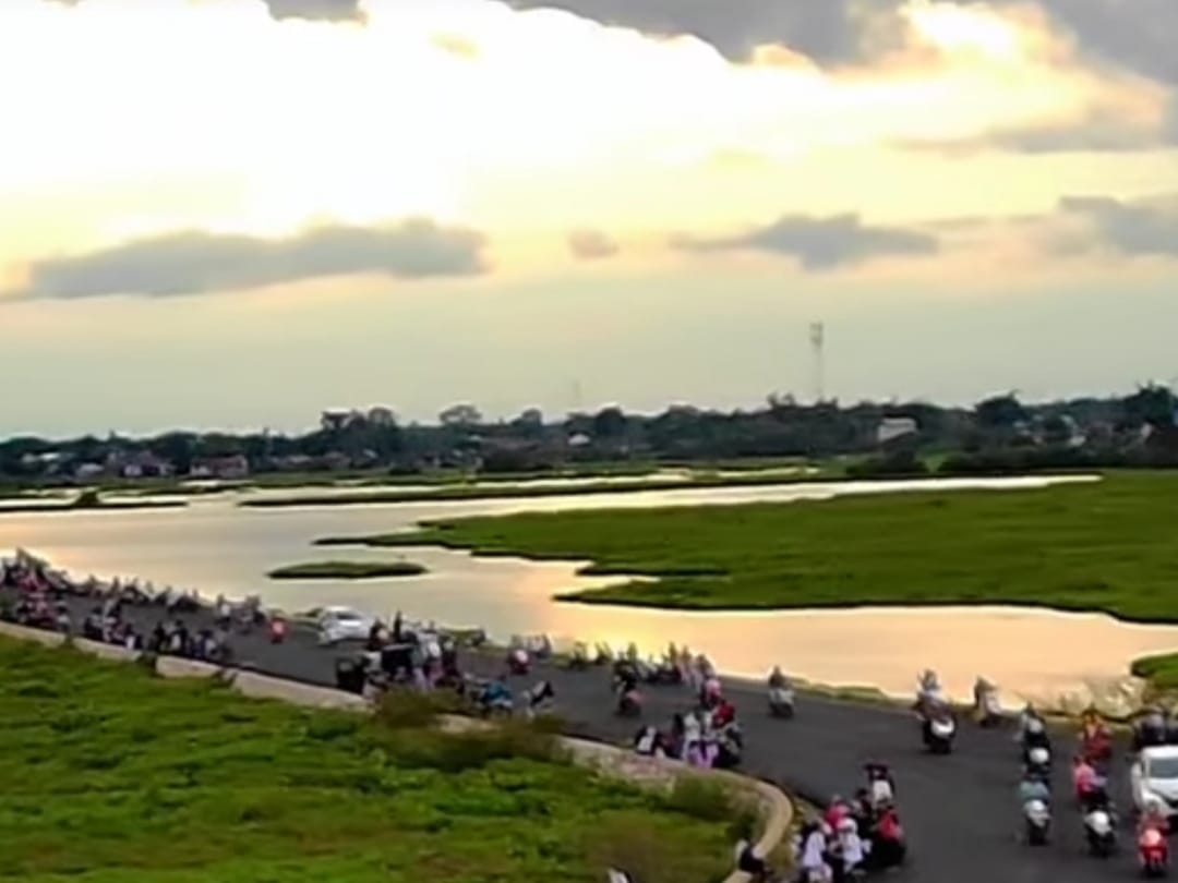 Bypass Jalan Tembus Bayur-Panangkalaan kini semakin ramai warga untuk nongkrong santai dan gratis tersebut.
