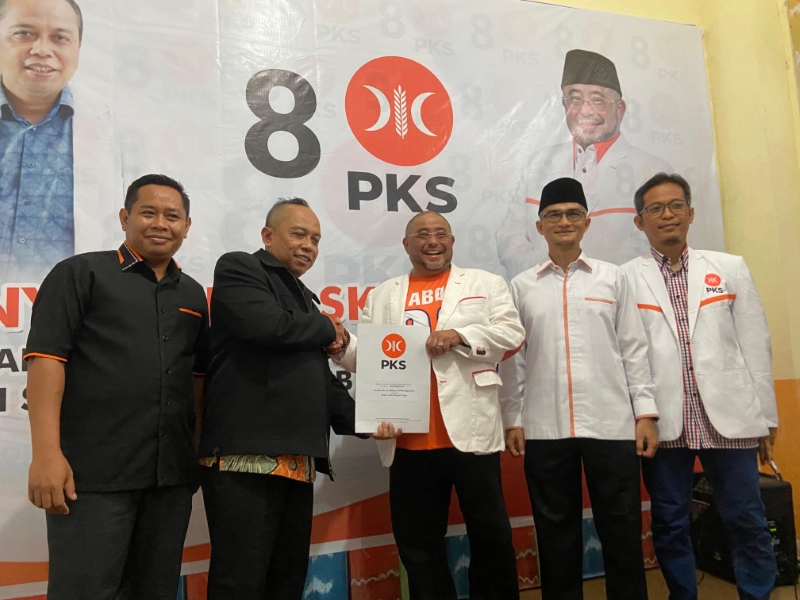 SK DPP: Sekretaris Jenderal PKS Habib Aboe Bakar Al Habsy menyerahkan Surat Keputusan (SK) untuk pencalonan Bupati Tapin kepada Milhan, di Kantor DPW PKS Kalsel, Sabtu (6/1).