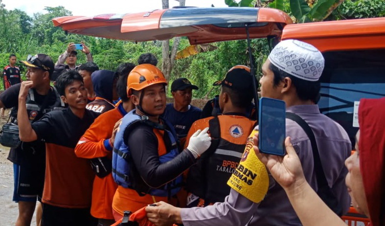 DITEMUKAN : Tim SAR Tabalong saat berhasil menemukan korban anak 15 tahun yang tenggelam di Desa Kitang.