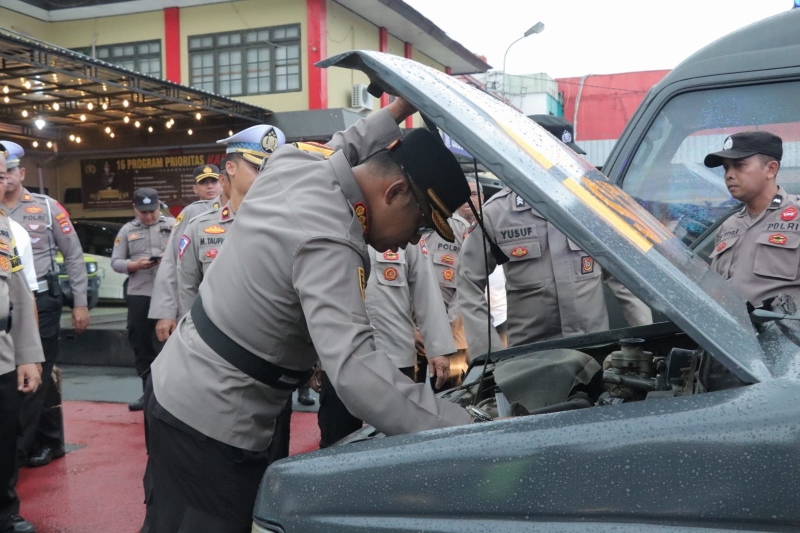 INSPEKSI: Kapolresta Banjarmasin Kombes Pol Sabana Atmojo Martosumito mengecek kondisi ranmor yang akan dipakai untuk Operasi Mantap Brata 2024.&nbsp;