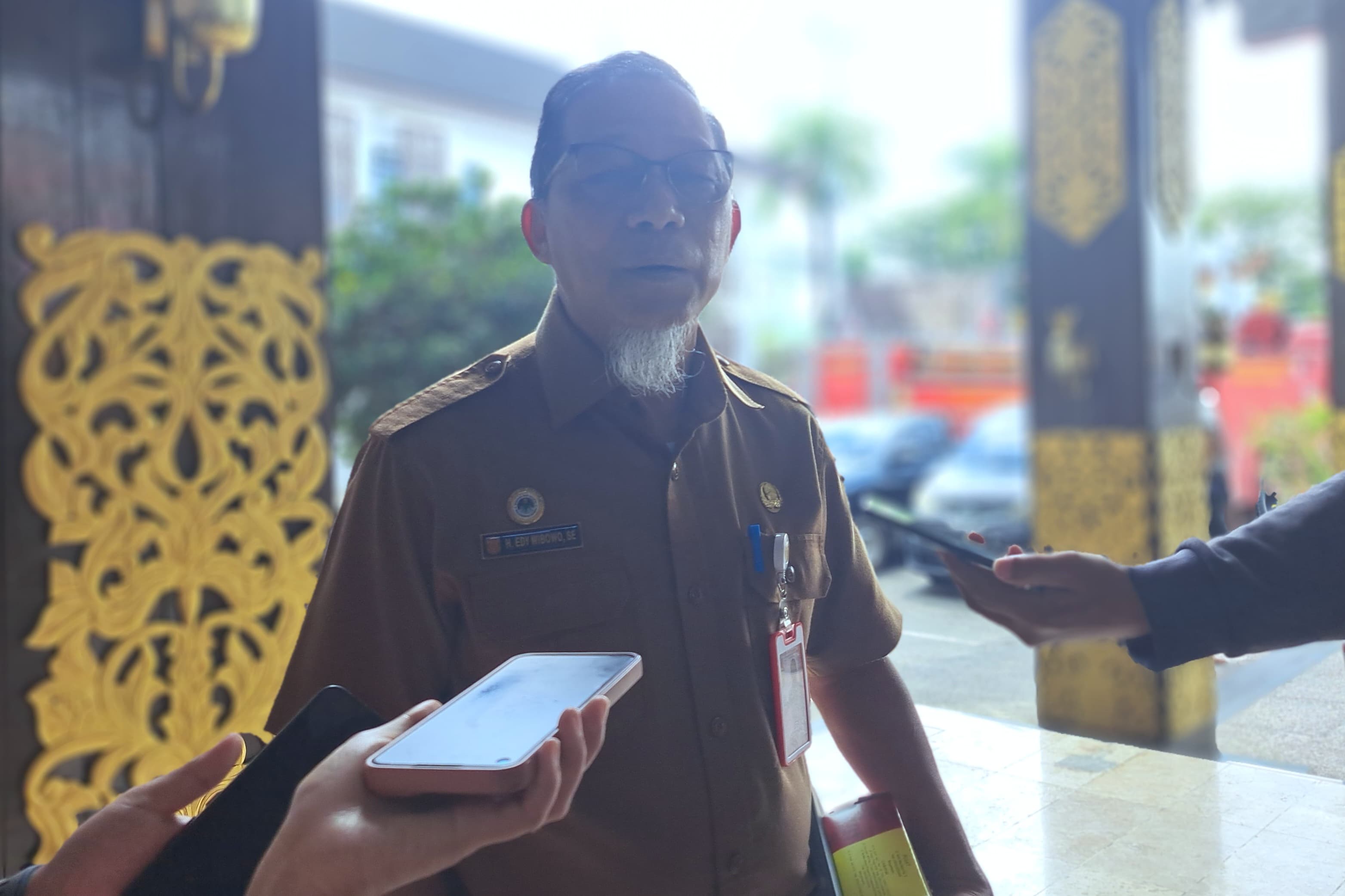 DOORSTOP: Kepala Badan Pengelola Keuangan Pendapatan dan Aset Daerah (BPKPAD) Banjarmasin, Edy Wibowo ketika dicegat di Balai Kota, Selasa (9/1).