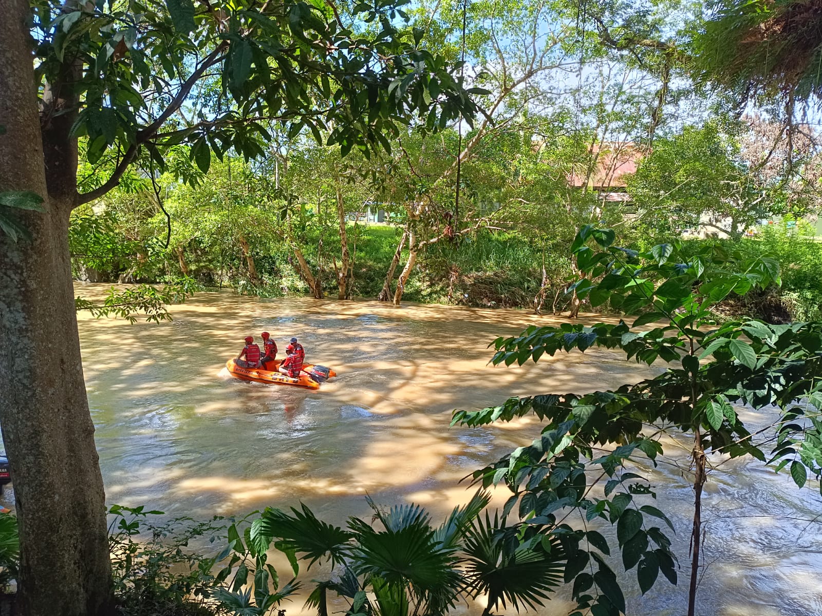 PENCARIAN: Tim gabungan melakukan pencarian seorang remaja diduga tenggelam di Sungai Amandit.(foto: Salahudin/Radar Banjarmasin)