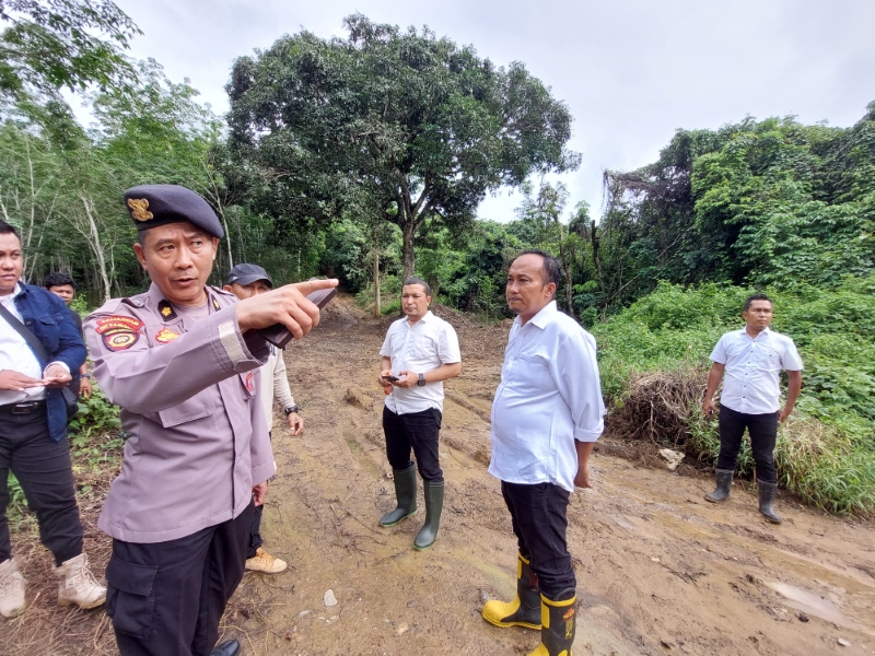 SIDAK LOKASI: Satgas Peti PT AGM dan Pam Obvit Polda Kalsel terjun ke lokasi di Desa Mangunang Seberang, Kecamatan Pandawan untuk melihat bukaan lahan di wilayah konsesi PT AGM.
