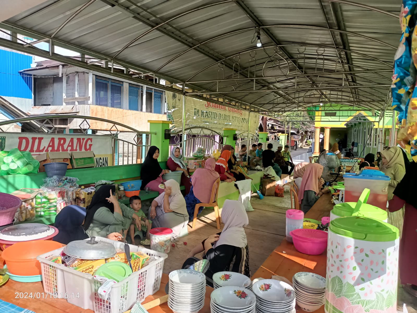 RAMAI: Warga Desa Solan, Kecamatan Jaro, Kabupaten Tabalong mendirikan posko Haul Guru Sekumpul untuk melayani jemaah yang beristirahat.(foto: Ibnu/Radar Banjarmasin)