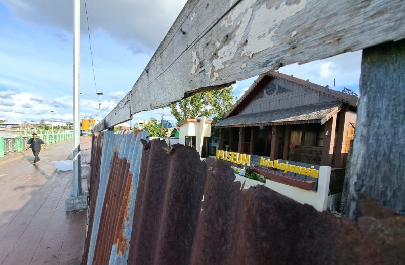 DITUTUP PAGAR SENG: Museum Kayuh Baimbai di Muara Kelayan, Banjarmasin Selatan, kawasan tepian Sungai Martapura.