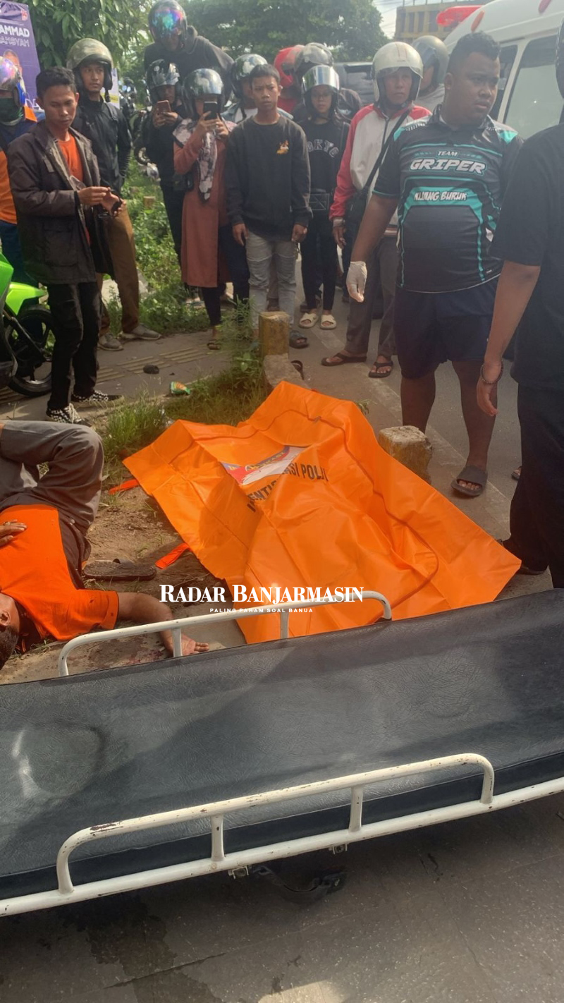 INSIDEN: Jenazah korban sebelum dibawa ke Rumah Sakit Ulin.
