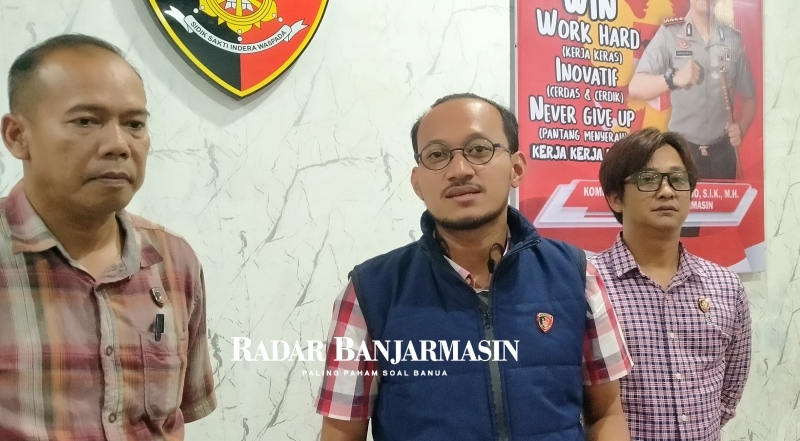 KONFERENSI PERS: Kasat Reskrim Polresta Banjarmasin, Kompol Thomas Afrian (tengah) dalam konferensi pers kemarin (9/1).