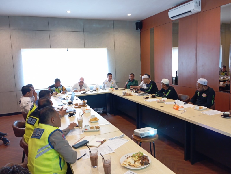 PERTEMUAN: Forum Lalu Lintas bersama Relawan Tapin Sekumpul rapat membahas kelancaran jalur jemaah Haul Sekumpul melintas di Tapin.