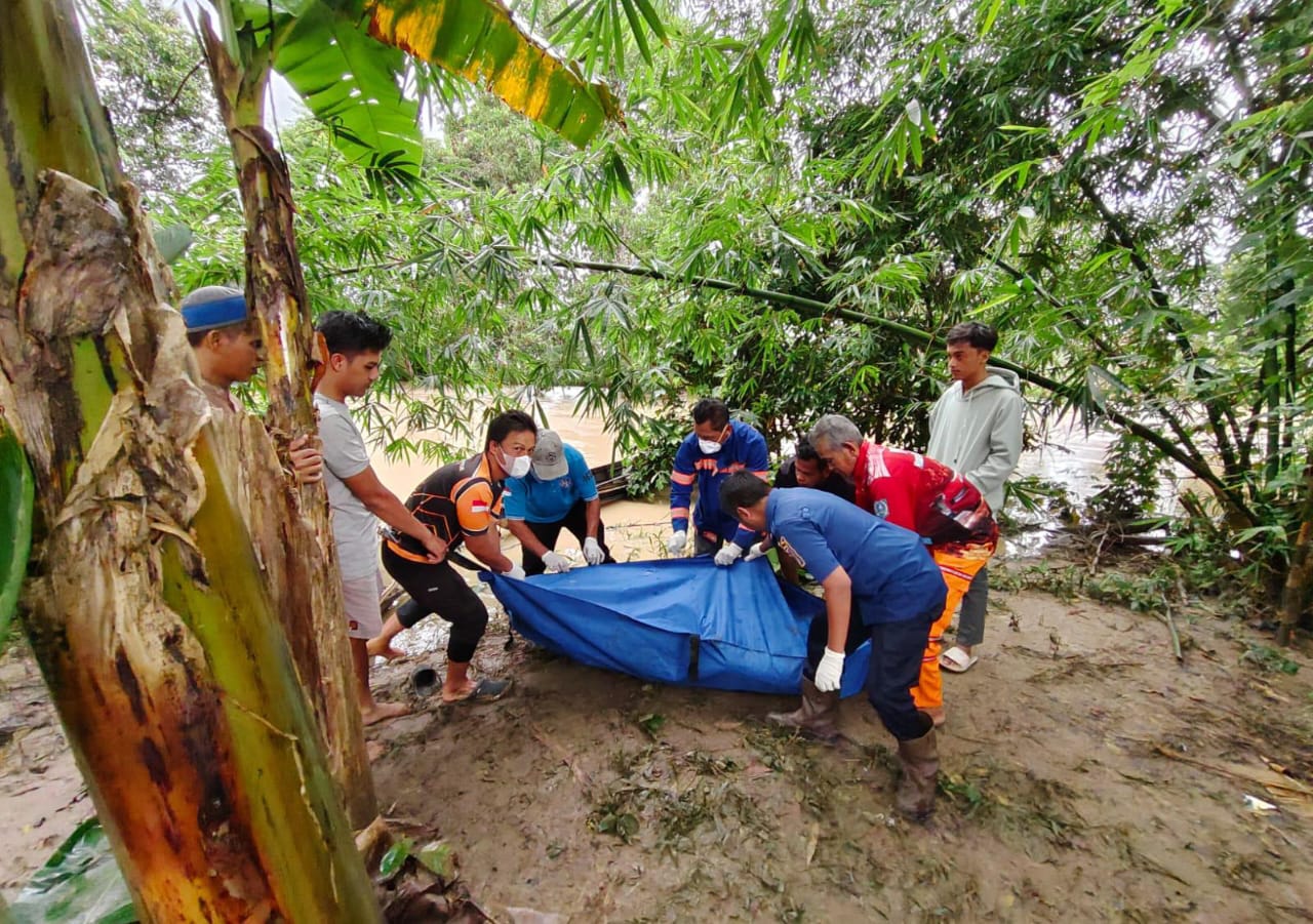 DITEMUKAN: Tim gabungan saat mengevakuasi jasad Muhammad Arsyad, Kamis (11/1/2024).(Foto: Satpol PP dan Damkar Kabupaten HSS/(Radar Banjarmasin)