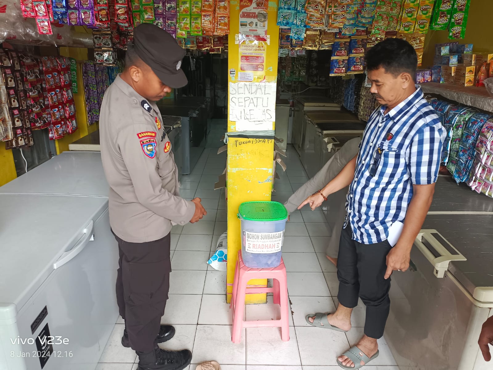 TKP: Proses indentifikasi oleh anggota Polsek Amuntai Tengah atas kejadian pembobolan toko kelontong di Jalan Abdul Aziz.(Foto: Polres HSU/Radar Banjarmasin)