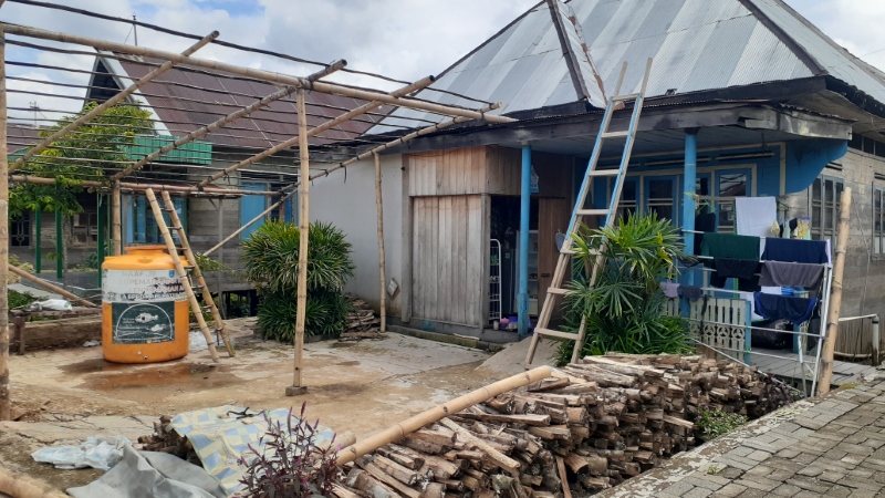 DIRIKAN LAGI: Dapur Umum Posko Air Santri ambruk diterpa hujan lebat, Kamis dini hari.