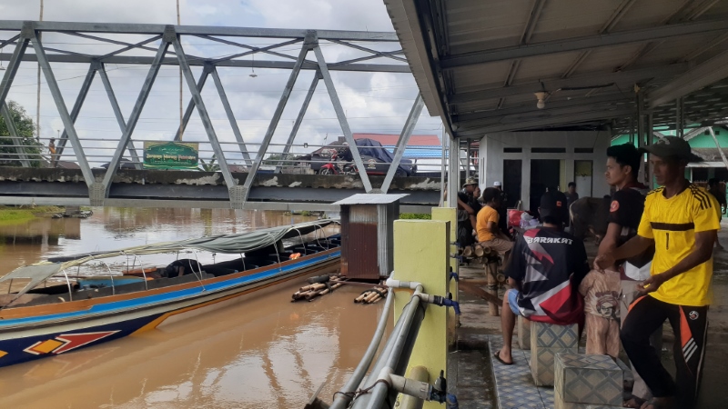 PERTAMA: Rombongan jemaah Haul Guru Sekumpul dari Katingan Kalteng tiba di Murung Pelabuhan, Martapura, Kabupaten Banjar, Kamis (11/1).