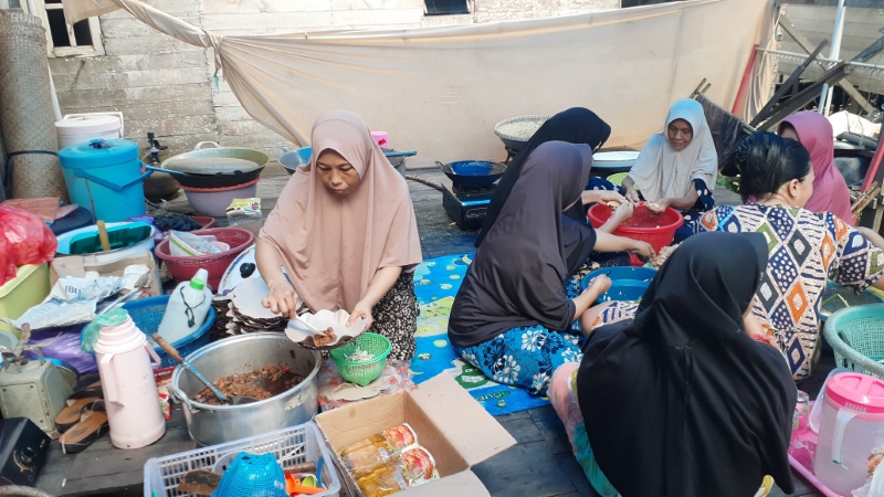 MEMASAK: Ibu-ibu di dapur umum Murung Keraton bergotong royong menyiapkan makanan untuk jemaah Guru Sekumpul.