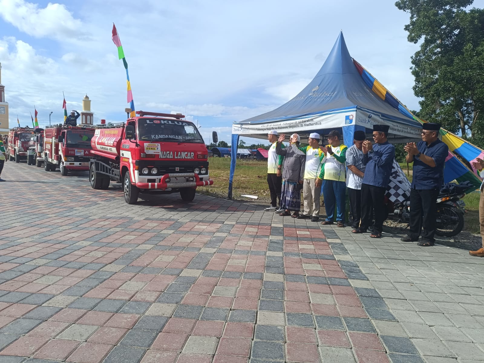 LEPAS: Plh Bupati HSS, Muhammad Noor melepas relawan dan bantuan air bersih untuk haul ke-19 Guru Sekumpul, Jumat (12/1/2024).(Foto: Salahudin/Radar Banjarmasin)