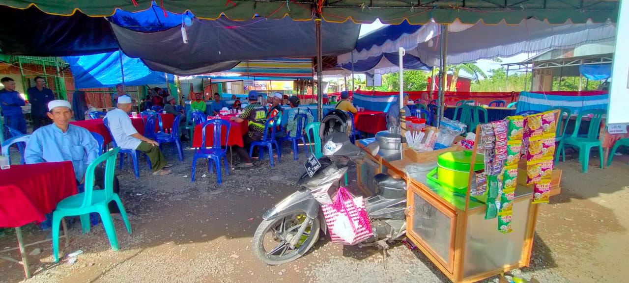 GRATIS: Warga dan relawan setempat berbincang dengan sejumlah jemaah yang menuju Haul Guru Sekumpul.(foto: Maulana/Radar Banjarmasin)
