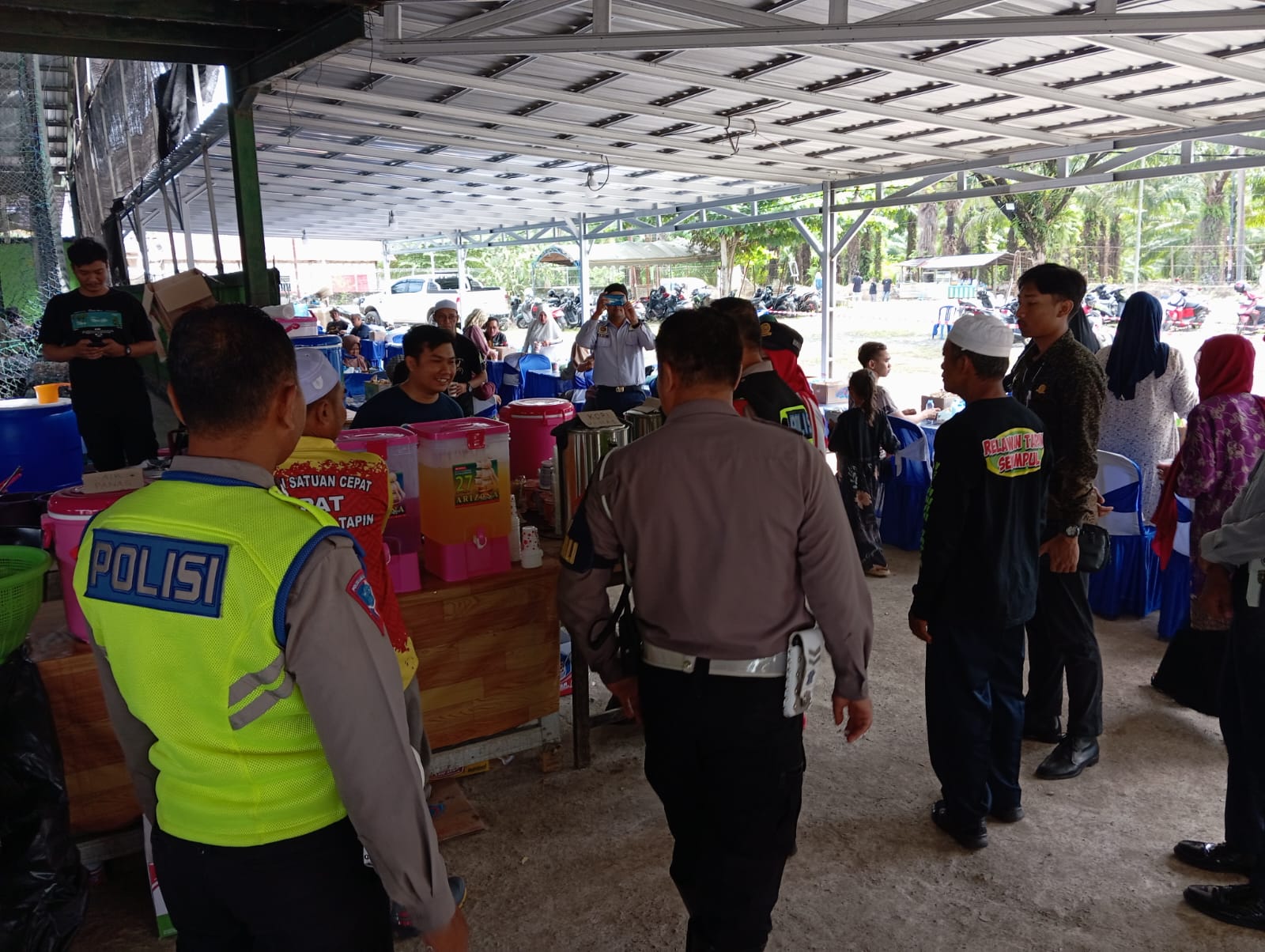 KOORDINASI: Sat Lantas Polres Tapin bersama Dishub Tapin, serta Relawan Tapin Sekumpul saat koordinasi di Rest Area, Jumat (12/1/2024).(foto: Rasidi Fadli/Radar Banjarmasin)