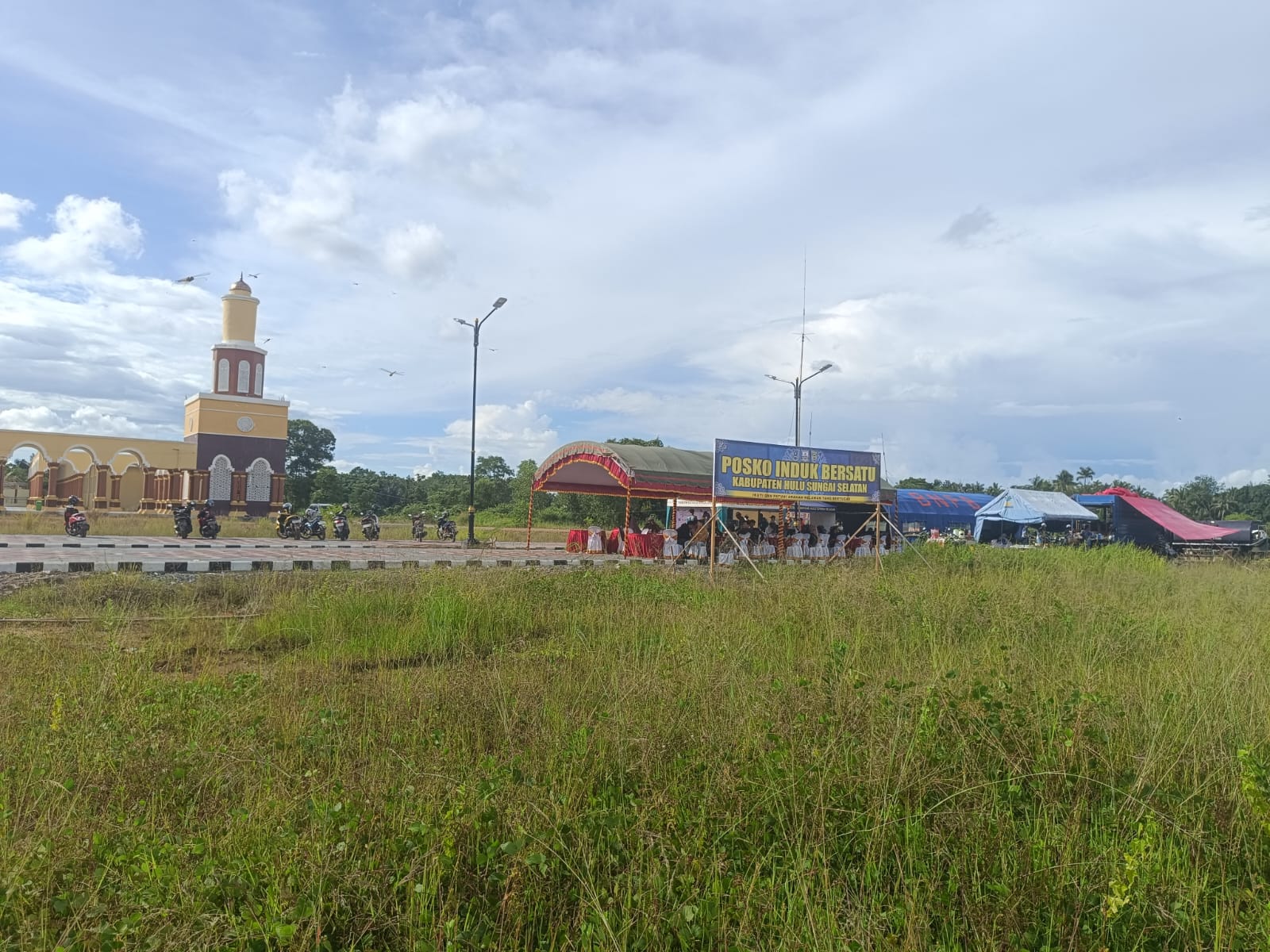 SUKSESKAN HAUL: Pemkab HSS mendirikan Posko Induk di Halaman Islamic Center KH Darham Hidayat.(Foto Salahudin/Radar Banjarmasin)