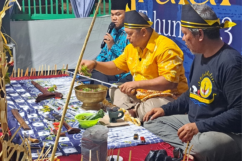 TAHULAH PIAN: Tradisi marabun wasi identik dengan pembersihan hingga mengasapi senjata pusaka.