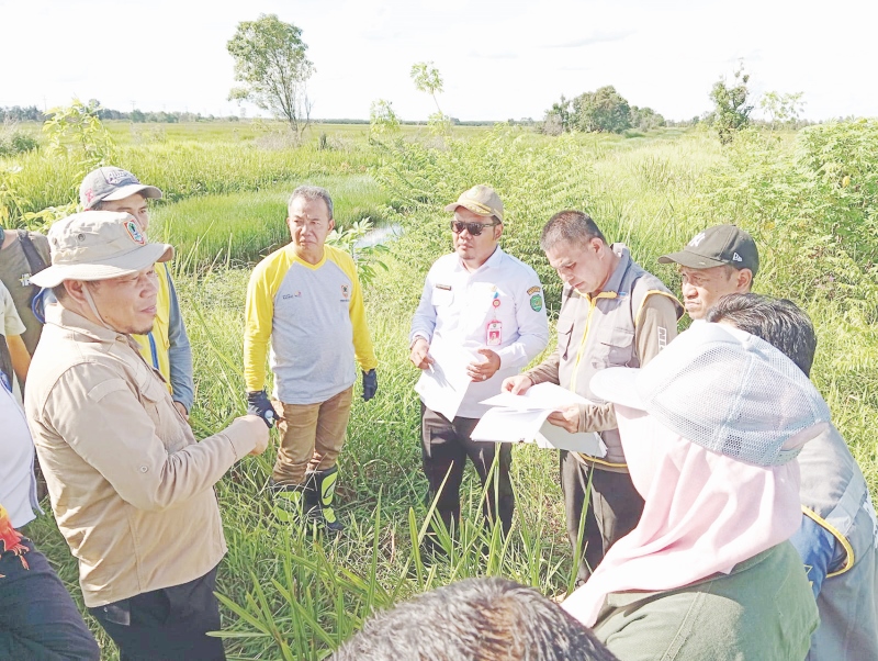 BUKA JALAN: Pj Bupati Tapin Muhammad Syarifuddin memantau akses jalan Pandahan-Margasari bersama jajarannya memakai trail.