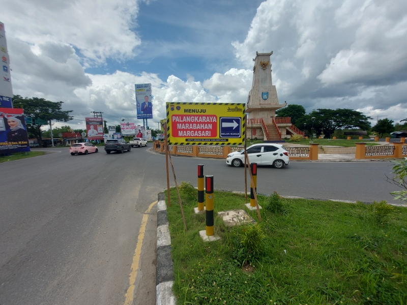 PAPAN INFORMASI: Papan informasi arah bagi kepulangan jemaah haul Guru Sekumpul sudah terpasang di Jalan A Yani Km 17, Jumat (12/1)