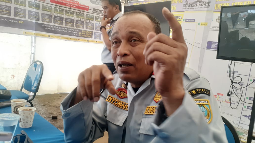 BERI TEGURAN: Kepala Dinas Perhubungan Kabupaten Banjar, I Nyoman Yudiana saat di temui di lapangan, Sabtu (13/1).(Foto: Sheilla Farazela/Radar Banjarmasin)