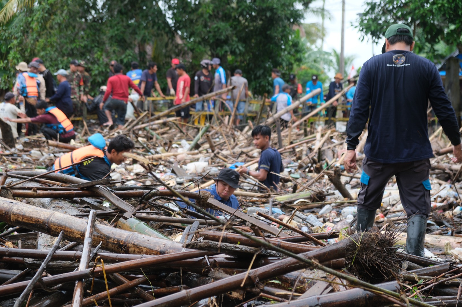 BERSIHKAN SUNGAI: Warga dan Pemkab HST gotong royong membersihkan sungai dari sampah ranting bambu pasca banjir. (Foto: Kominfo HST untuk Radar Banjarmasin)