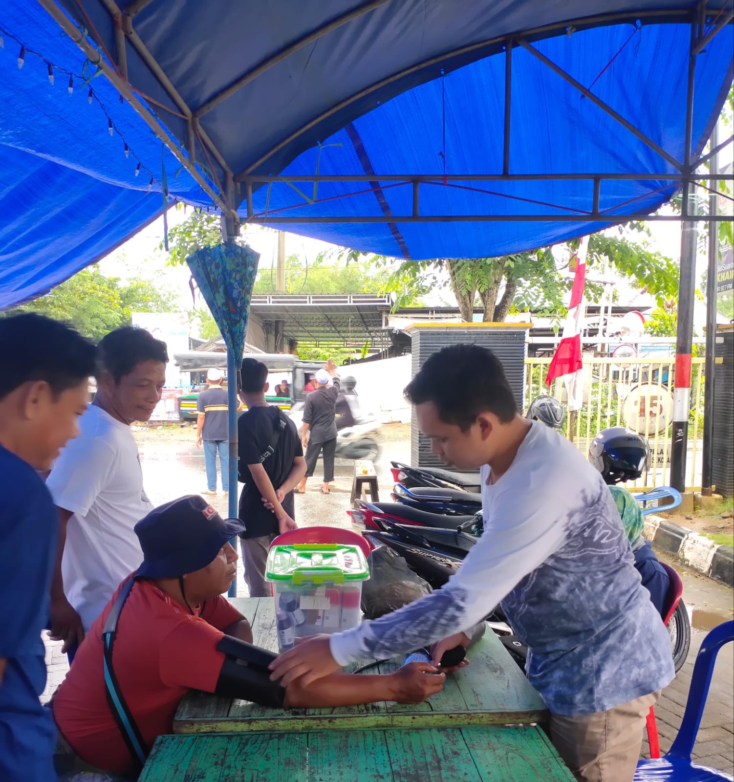 YANKES: Pelayanan kesehatan di rest area Masjid Al-Ma&rsquo;shum, Jalan Ahmad Yani, Kelurahan Bukat, Kecamatan Barabai.(Foto: dr Desfi untuk Radar Banjarmasin)
