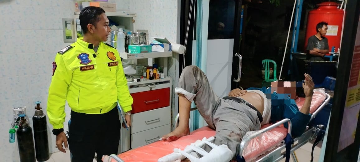 PENANGANAN MEDIS: Salah satu korban kecelakaan lalulintas dirawat di RSUD Ratu Zalecha, Martapura.(Foto: Polsek Simpang Empat untuk Radar Banjarmasin)