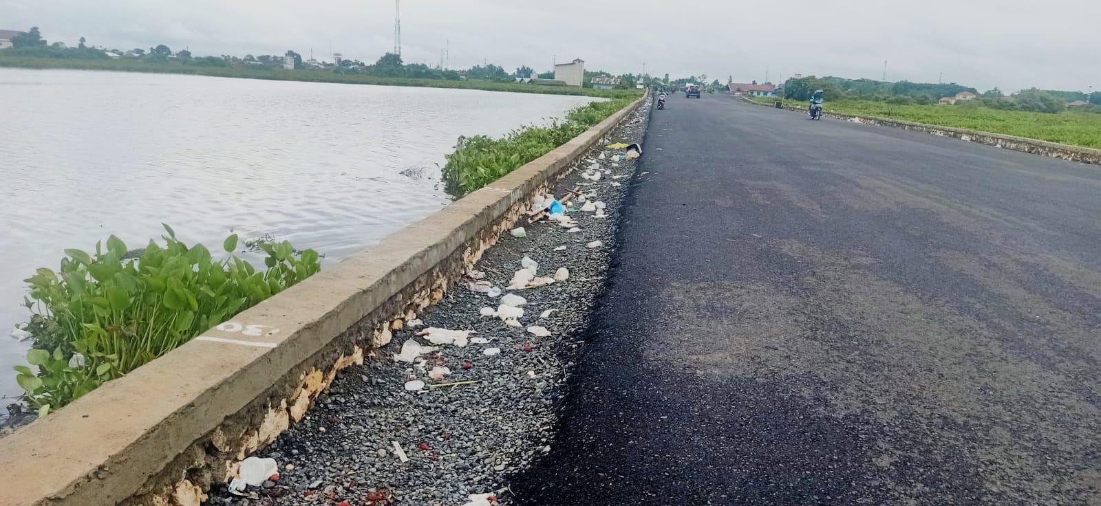 BERSERAKAN: Sampah plastik yang ditinggalkan pengunjung jalan Lingkar Utara Amuntai Bayur-Panangkalaan atau Tol Amuntai.(Foto: M Akbar/Radar Banjarmasin)