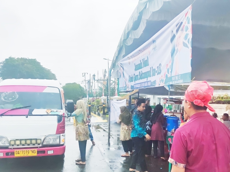 MEMBANTU: Salah satu posko yang disiapkan Pemerintah Kota Banjarbaru dalam membantu pelaksanaan haul ke-19 Guru Sekumpul, Minggu (14/1).