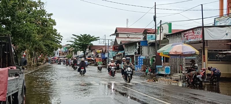 BANJIR: Ruas jalan Empu Jatmika di Kelurahan Sungai Malang Kabupaten HSU juga sudah terendam air sungai. Banjir ini karena Sungai dari Tabalong dan Balangan meluap.