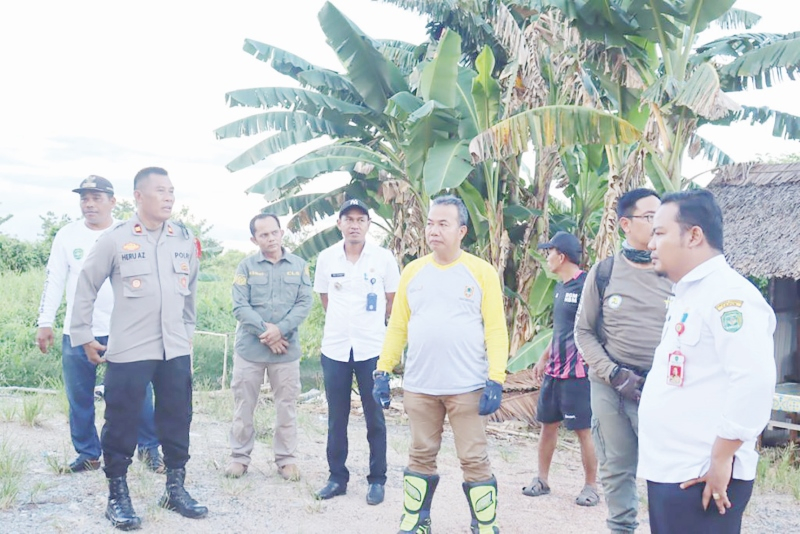 MENINJAU: Pj Bupati Tapin Muhammad Syarifuddin meninjau jalan arah makam datu Qabul yang akan dikeraskan.