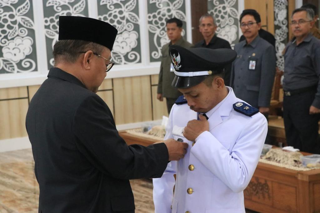 AMANAH: Rahmad Fauzi dilantik sebagai PAW Kades Kasiau oleh Bupati Kabupaten Tabalong, Anang Syakhfiani, Senin (15/1/2024).(foto: Ibnu/Radar Banjarmasin)