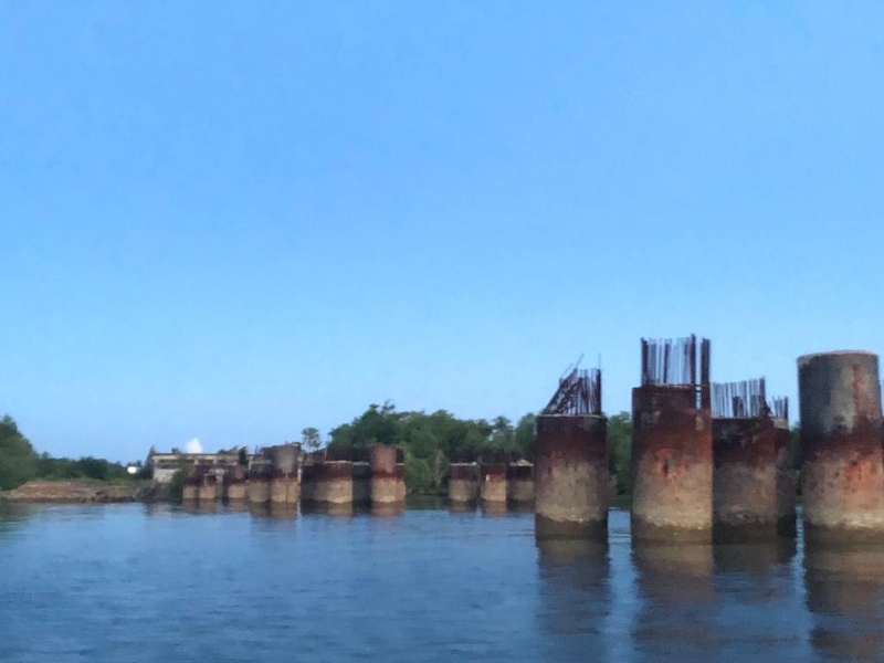 MANGKRAK: Kondisi jembatan penghubung Kotabaru dan Tanah Bumbu yang mangkrak di Kalsel. Pemprov Kalsel, Pemkab Tanah Bumbu, dan Pemkab Kotabaru sepakat untuk melanjutkan pembangunannya.