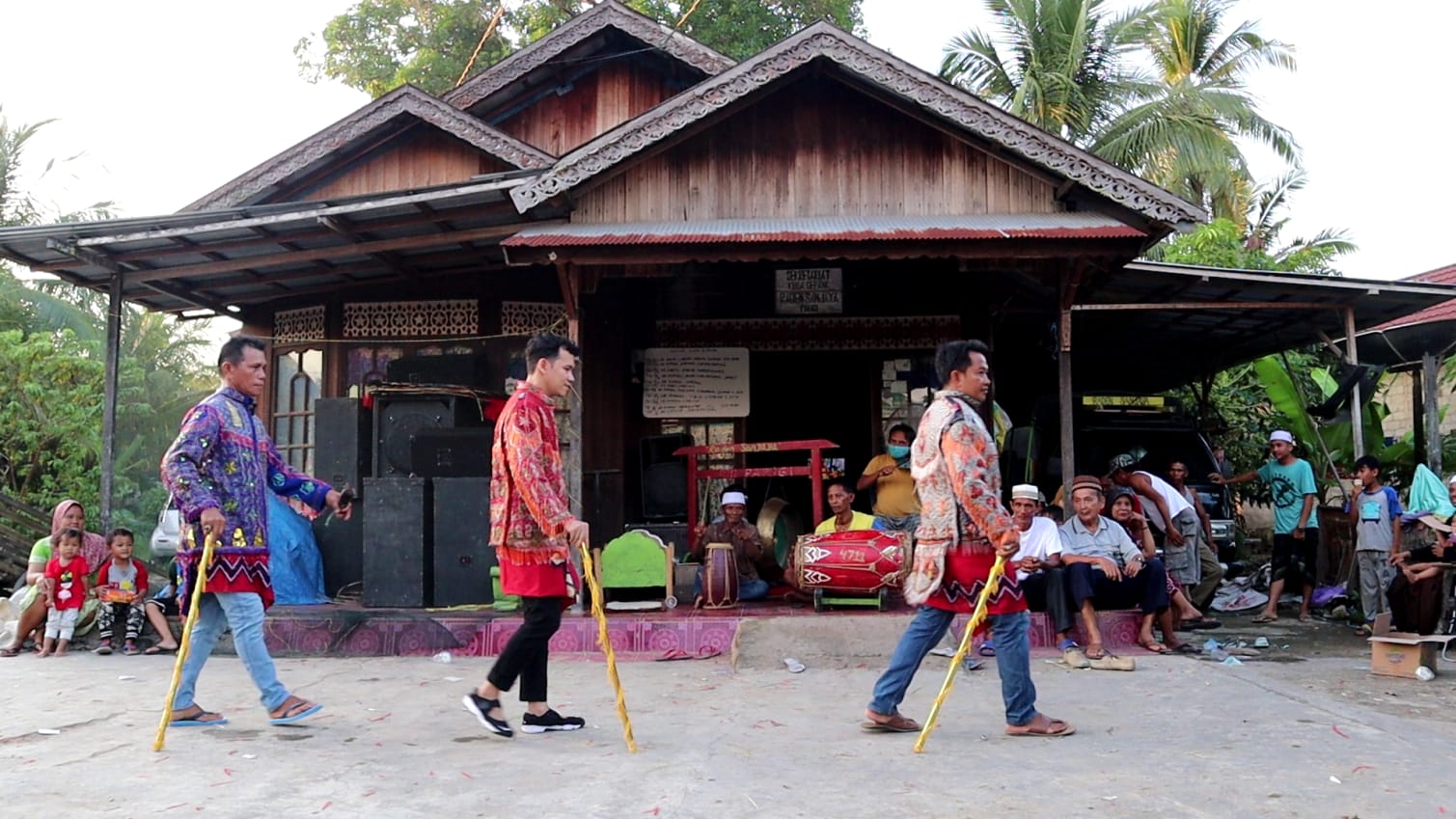 MEMBANGGAKAN: Tarian Ladon, salah satu kesenian dari Kabupaten Tapin yang sudah masuk Warisan Budaya Tak Benda (WBTB).(Foto: Disbudpar Tapin untuk Radar Banjarmasin)