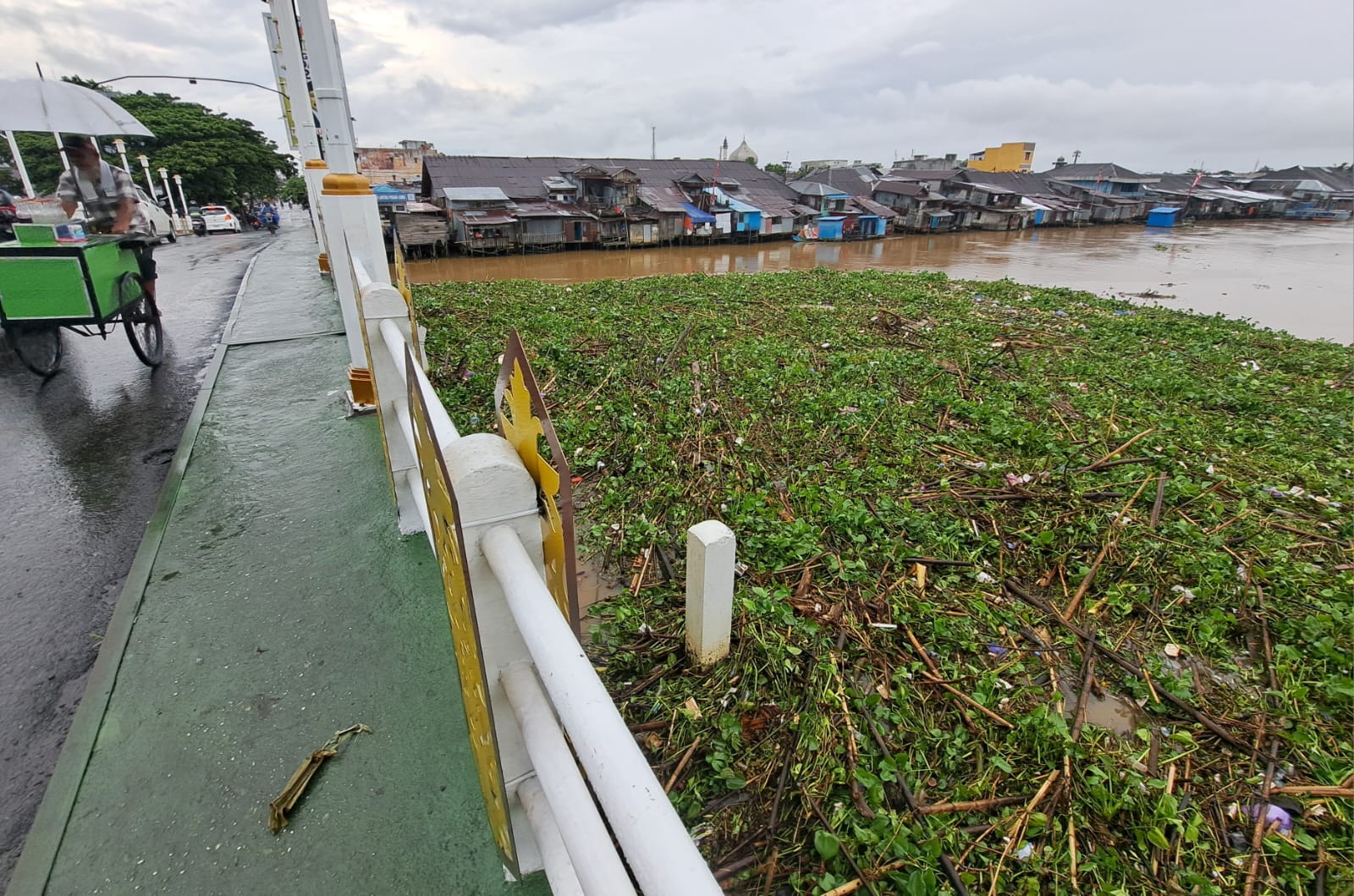 SELALU TERJADI: Potret Pampangan di Jembatan Pasar Lama, Selasa (16/1/2024) siang. Pampangan bisa menyebabkan terhambatnya arus lalu lintas sungai.(foto: Wahyu Ramadhan/Radar Banjarmasin)