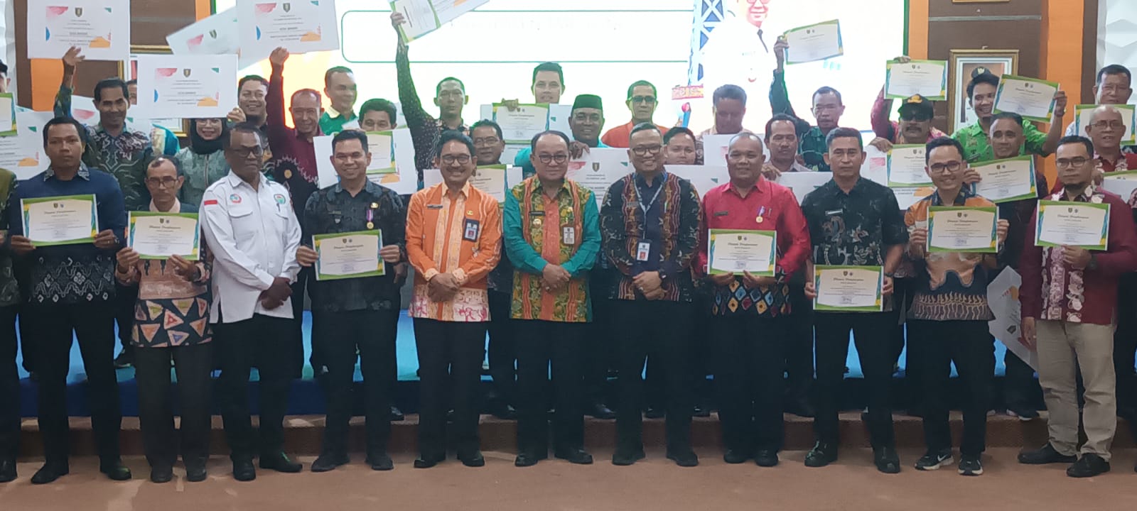 KULIAH GRATIS: Bupati Tabalong, H Anang Syakhfiani berpose bersama para Kades di Gedung Informasi Pembangunan, beberapa waktu lalu.(Foto: Ibnu Dwi Wahyudi/Radar Banjarmasin)