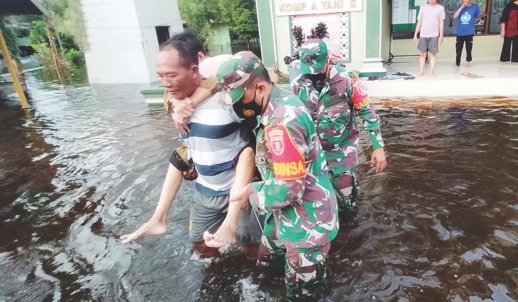 DIGENDONG: Evakuasi lansia yang terdampak banjir di Banjarmasin pada 2021 silam.(Dokumentasi Radar Banjarmasin)