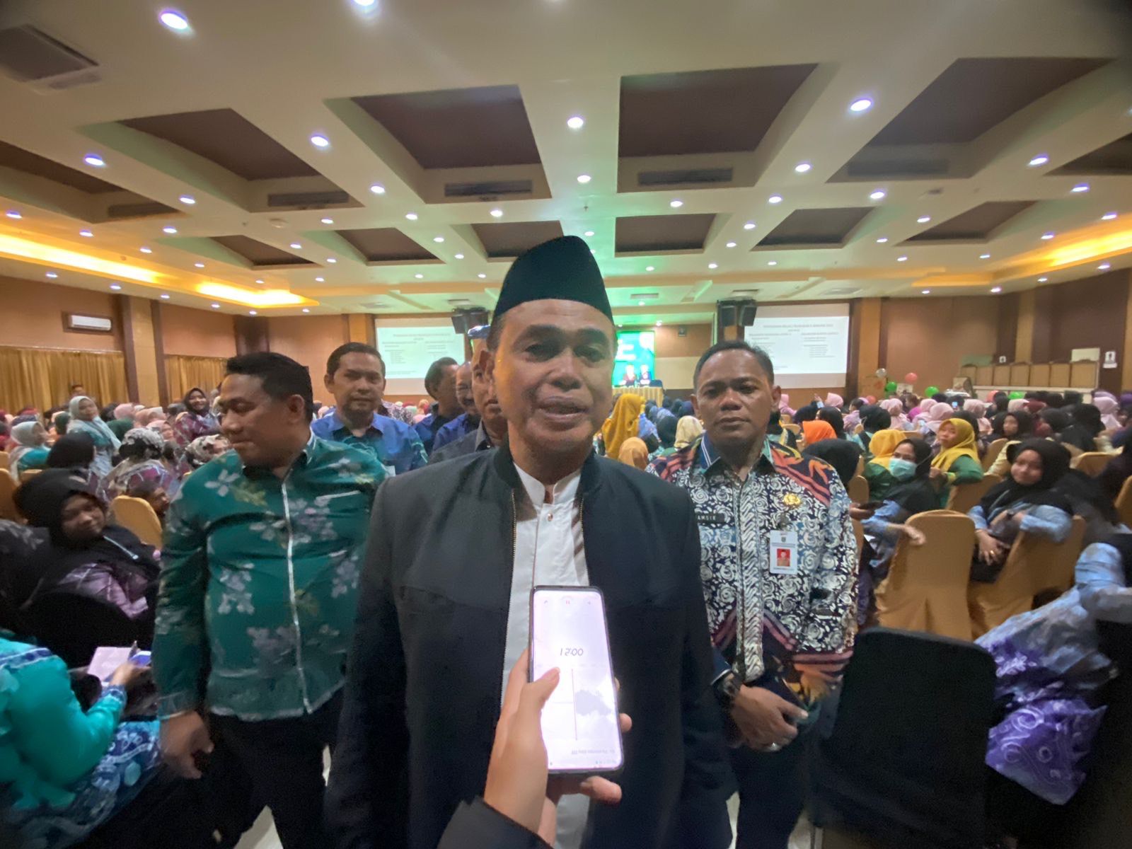 WAWANCARA: Bupati Tanah Bumbu, Zairullah Azhar, diwawancarai usai membuka bimtek Peningkatan Kompetensi Kader Posyandu di Banjarmasin.