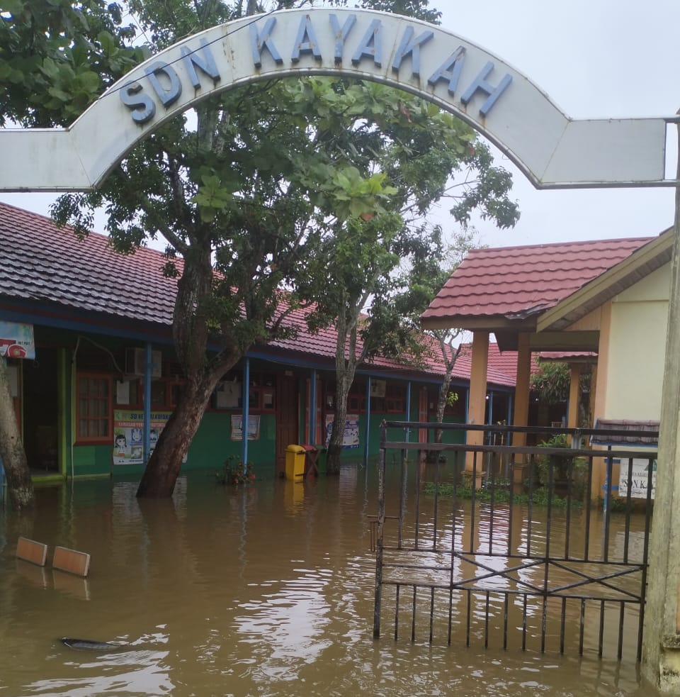 BELUM SURUT: Disdikbud HSU perpanjang masa belajar secara daring selama banjir.(Foto: M Akbar/Radar Banjarmasin)