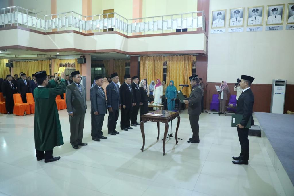 KOMITMEN: Enam pejabat tinggi pratama dilantik Pj Bupati HSU, Zakly Asswan di Aula KH Idham Chalid, Kota Amuntai, Selasa (16/1/2024) malam.(Foto: M Akbar/Radar Banjarmasin)