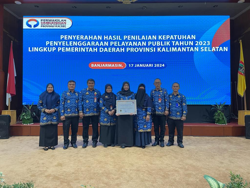 JUARA: Jajaran SKPD Pemko Banjarbaru menerima piagam penghargaan dari Ombudsman Kalsel, Rabu (17/1/2024) pagi di Banjarmasin (Media Center Banjarbaru untuk Radar Banjarmasin)