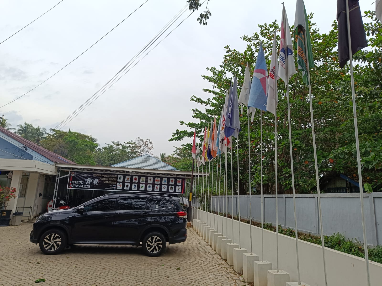 KONTESTAN: Bendera Parpol peserta Pemilu 2024 di halaman Kantor KPU HSS.(Foto Salahudin/Radar Banjarmasin)
