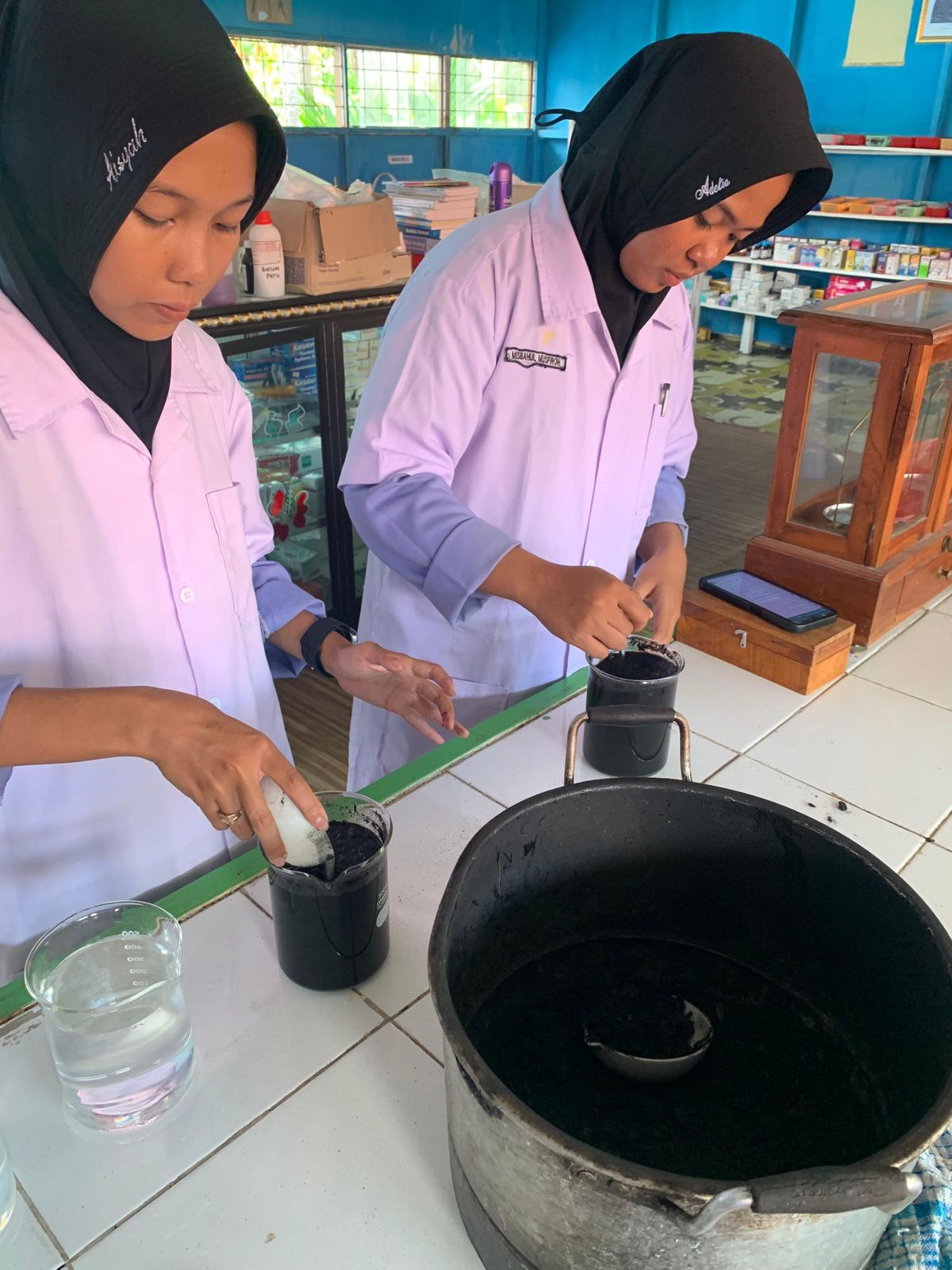 DIOLAH: Siswi SMK Muhammadiyah sedang mengolah filter air ramah lingkungan dari bonggol pisang.
