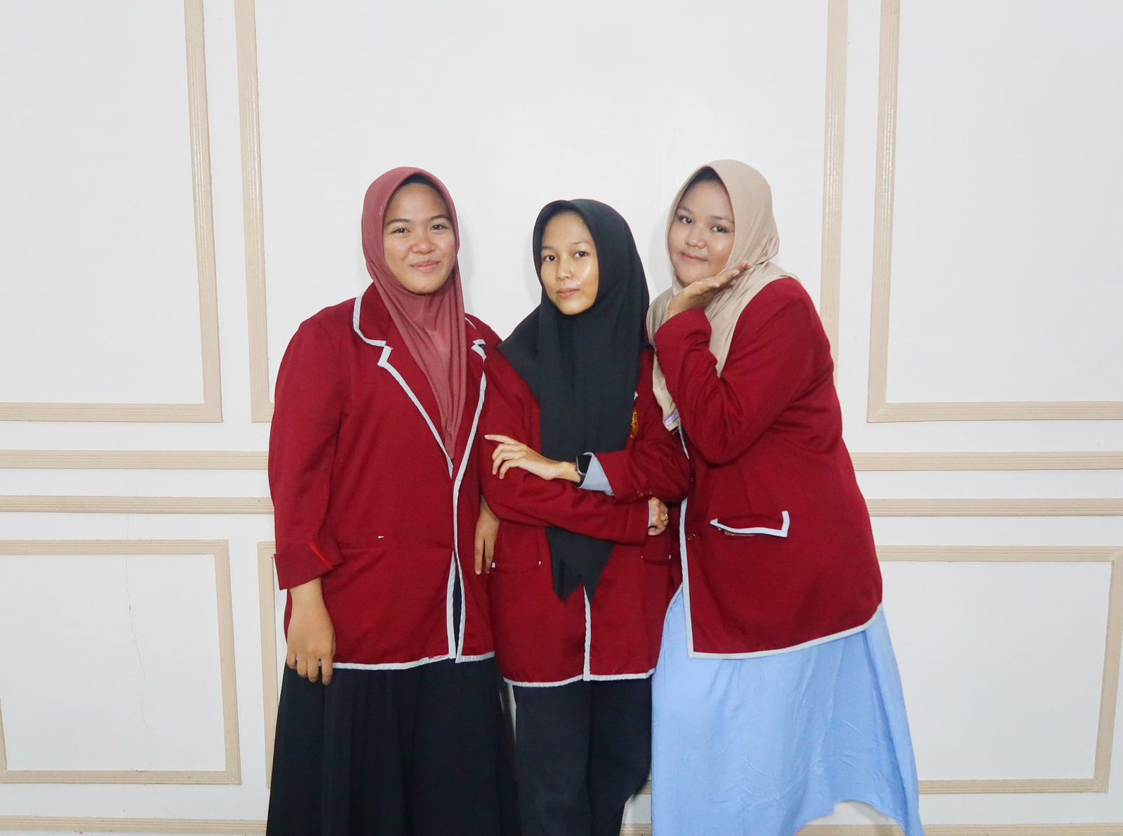 PRESTASI: Ketiga siswi SMK Muhammadiyah Kusan Hilir, Kabupaten Tanah Bumbu, yang diundang ke Bogor, Jawa Barat, untuk mempresentasikan inovasi filter air ramah lingkungan.