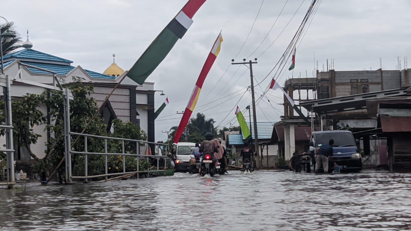 TERENDAM: Air masih menggenang Desa Labuan Tabu, Selasa (16/1/2024).(Wahyu Firdha untuk Radar Banjarmasin)