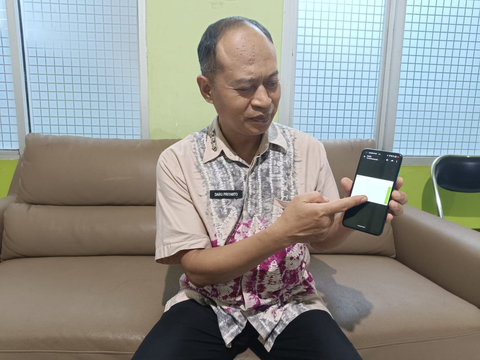 KONFIRMASI: Kabid P2P Dinkes HSS Daru Priyanto menunjukkan data kasus DBD di awal tahun 2024 ini.(Foto Salahudin/Radar Banjarmasin)