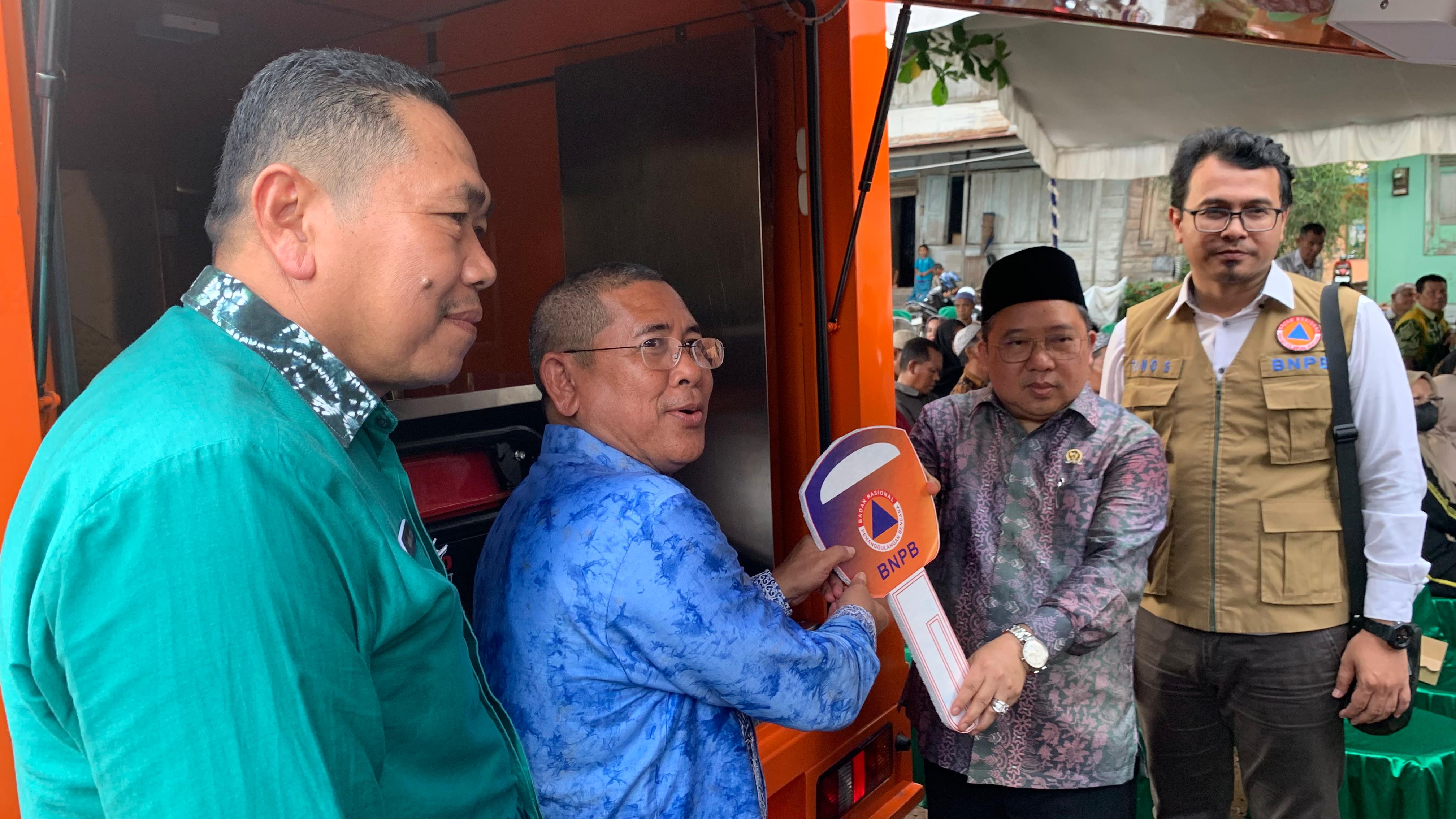 PENYERAHAN: Anggota Komisi VIII DPR RI, Syaifullah Tamliha menyerahkan bantuan kepada Pemerintah Kabupaten Banjar, Kamis (18/1/2024).(Foto: Sheilla Farazela/Radar Banjarmasin)