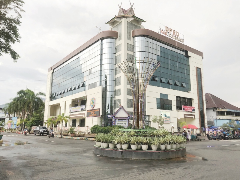 MASIH AKTIF: Kantor DPRD Kotabaru yang berada di depan Siring Kaut Kotabaru.