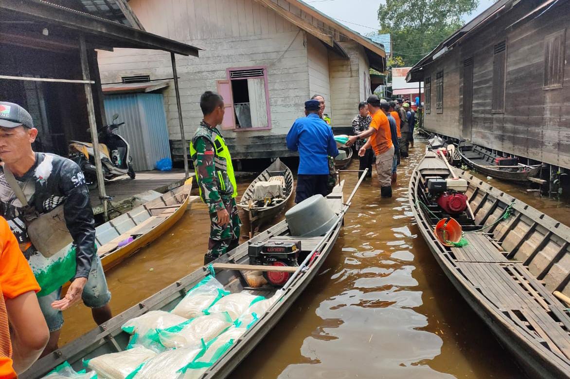 TERISOLIR: Bantuan dari Pemkab HSU untuk wilayah terdampak banjir disalurkan menggunakan jukung atau kelotok, serta perahu karet.(foto: M Akbar/Radar Banjarmasin)